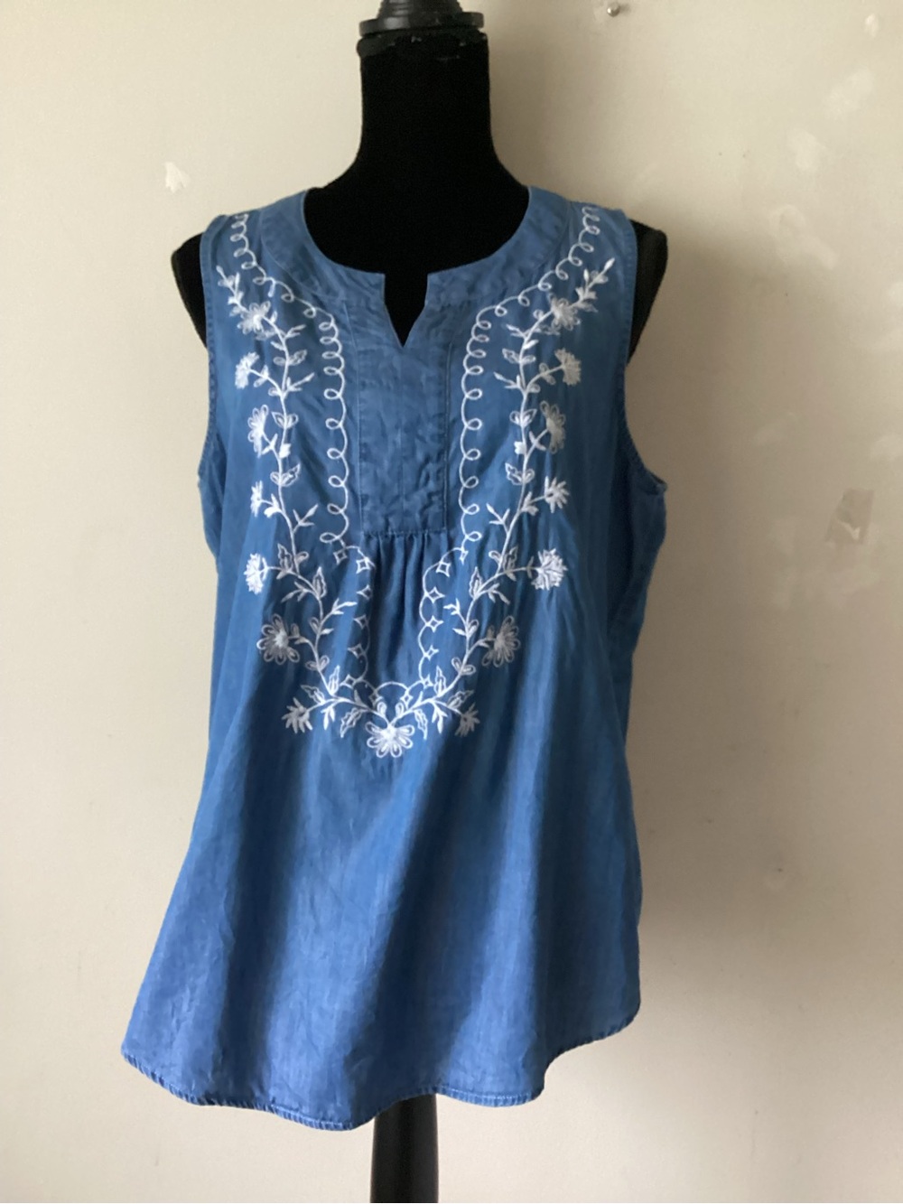 croft & barrow Blue Sleeveless Embroidered Notch-Neck top